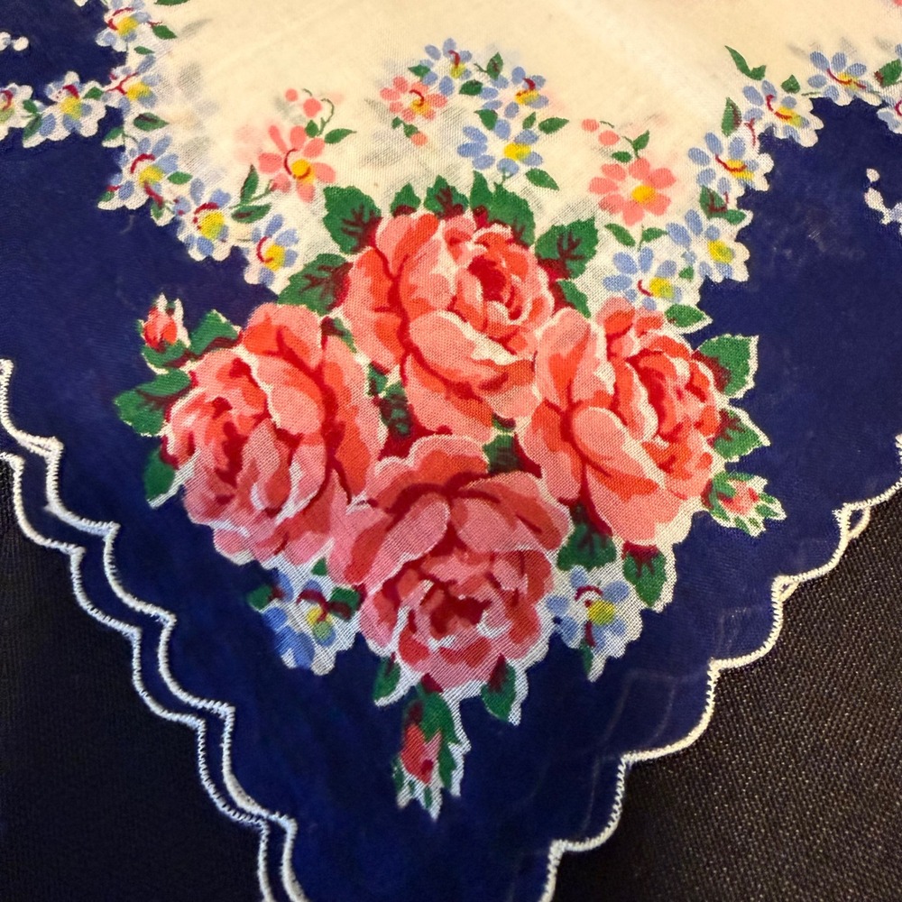 Vintage Floral Hankie‎ Navy Border Pink Roses Scalloped Edge 1950s Cottagecore - Picture 2 of 4